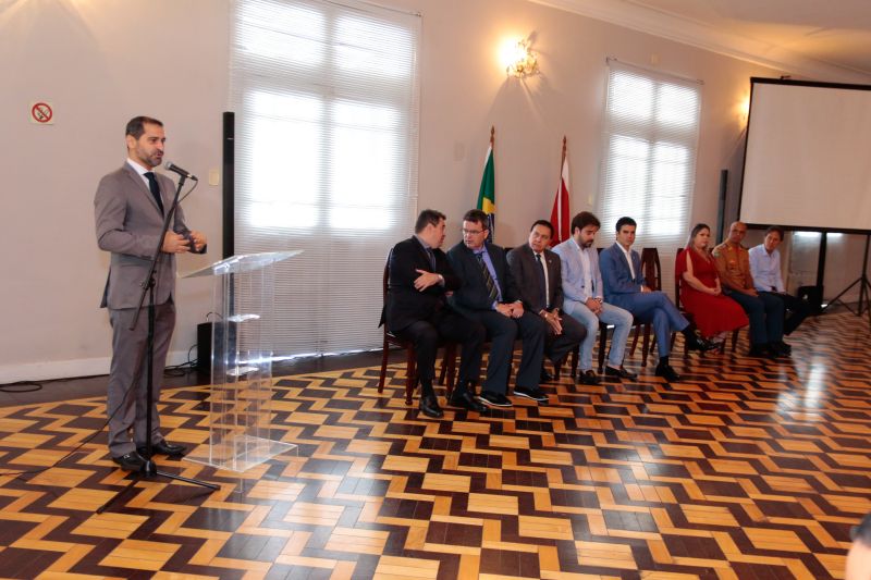 Representantes de 13 Guardas Municipais do Estado do Pará receberam das mãos do governador Helder Barbalho, acompanhado do secretário se segurança pública e defesa social, Ualame Machado, coletes balísticos que proporcionarão mais segurança para aqueles que são responsáveis por zelar pelos espaços públicos e garantir, de forma conjunta com os órgãos estaduais, a segurança da população no interior do Pará <div class='credito_fotos'>Foto: Ricardo Amanajás / Ag. Pará   |   <a href='/midias/2019/originais/5558_94efa179-93e2-1ee4-0204-34d2a5a876c5.jpg' download><i class='fa-solid fa-download'></i> Download</a></div>