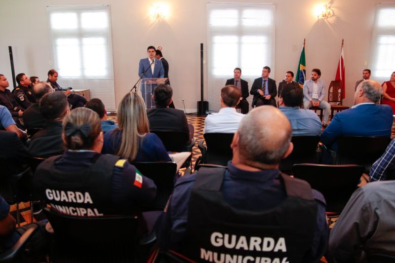 Representantes de 13 Guardas Municipais do Estado do Pará receberam das mãos do governador Helder Barbalho, acompanhado do secretário se segurança pública e defesa social, Ualame Machado, coletes balísticos que proporcionarão mais segurança para aqueles que são responsáveis por zelar pelos espaços públicos e garantir, de forma conjunta com os órgãos estaduais, a segurança da população no interior do Pará <div class='credito_fotos'>Foto: Ricardo Amanajás / Ag. Pará   |   <a href='/midias/2019/originais/5558_9d97801f-d495-a947-9466-bf140e0ce785.jpg' download><i class='fa-solid fa-download'></i> Download</a></div>