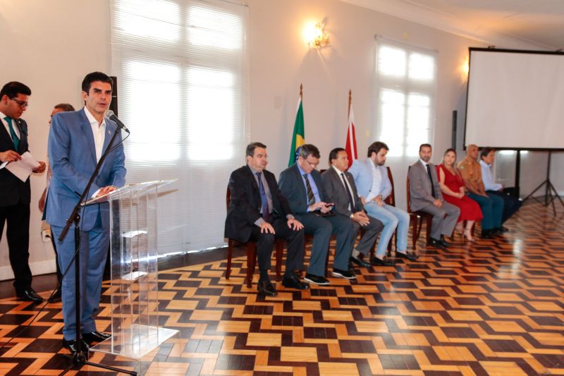 Representantes de 13 Guardas Municipais do Estado do Pará receberam das mãos do governador Helder Barbalho, acompanhado do secretário se segurança pública e defesa social, Ualame Machado, coletes balísticos que proporcionarão mais segurança para aqueles que são responsáveis por zelar pelos espaços públicos e garantir, de forma conjunta com os órgãos estaduais, a segurança da população no interior do Pará <div class='credito_fotos'>Foto: Ricardo Amanajás / Ag. Pará   |   <a href='/midias/2019/originais/5558_9fb22719-def5-812f-9076-dee8d2cfbd7c.jpg' download><i class='fa-solid fa-download'></i> Download</a></div>