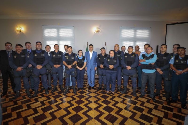 Representantes de 13 Guardas Municipais do Estado do Pará receberam das mãos do governador Helder Barbalho, acompanhado do secretário se segurança pública e defesa social, Ualame Machado, coletes balísticos que proporcionarão mais segurança para aqueles que são responsáveis por zelar pelos espaços públicos e garantir, de forma conjunta com os órgãos estaduais, a segurança da população no interior do Pará <div class='credito_fotos'>Foto: Ricardo Amanajás / Ag. Pará   |   <a href='/midias/2019/originais/5558_d0e66bad-57bb-e9e5-a26c-5bc8aa557b1c.jpg' download><i class='fa-solid fa-download'></i> Download</a></div>