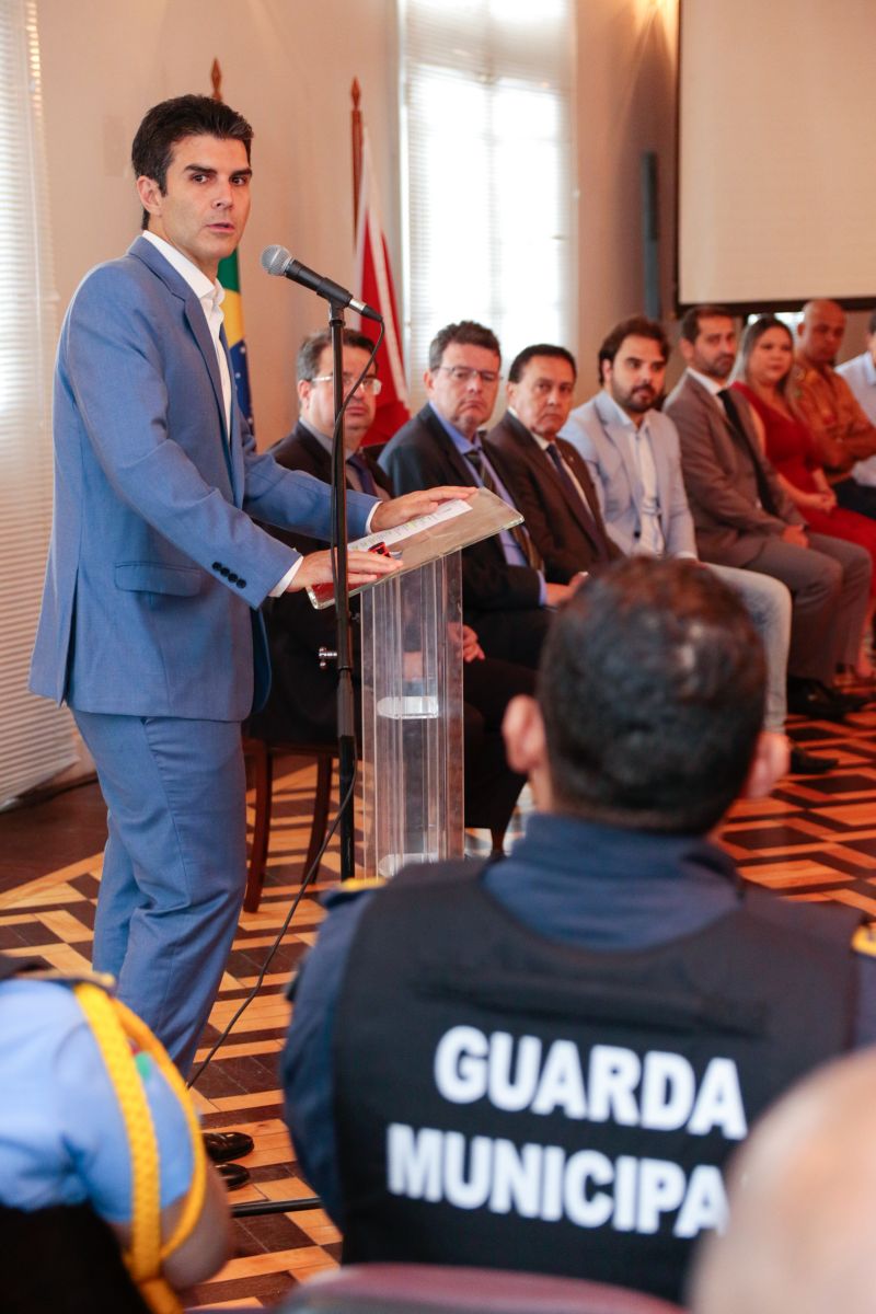 Representantes de 13 Guardas Municipais do Estado do Pará receberam das mãos do governador Helder Barbalho, acompanhado do secretário se segurança pública e defesa social, Ualame Machado, coletes balísticos que proporcionarão mais segurança para aqueles que são responsáveis por zelar pelos espaços públicos e garantir, de forma conjunta com os órgãos estaduais, a segurança da população no interior do Pará <div class='credito_fotos'>Foto: Ricardo Amanajás / Ag. Pará   |   <a href='/midias/2019/originais/5558_d3bf9cdb-7459-3195-9d8b-859565b33b15.jpg' download><i class='fa-solid fa-download'></i> Download</a></div>