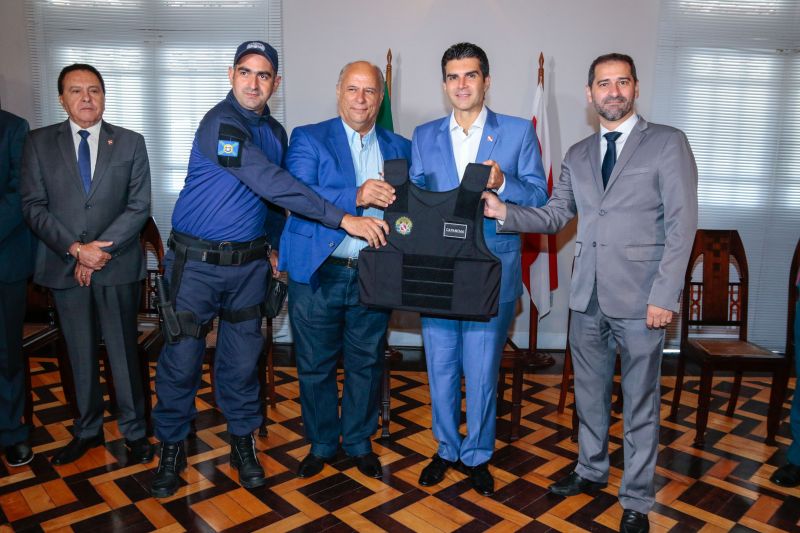 Representantes de 13 Guardas Municipais do Estado do Pará receberam das mãos do governador Helder Barbalho, acompanhado do secretário se segurança pública e defesa social, Ualame Machado, coletes balísticos que proporcionarão mais segurança para aqueles que são responsáveis por zelar pelos espaços públicos e garantir, de forma conjunta com os órgãos estaduais, a segurança da população no interior do Pará <div class='credito_fotos'>Foto: Ricardo Amanajás / Ag. Pará   |   <a href='/midias/2019/originais/5558_d5750a7f-0ce4-e55b-66c5-d83ac1c36922.jpg' download><i class='fa-solid fa-download'></i> Download</a></div>