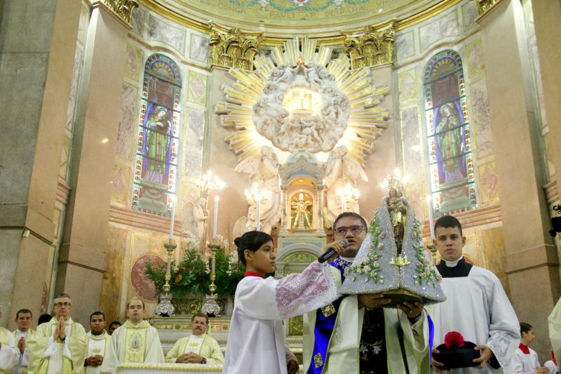 Na noite desta quinta-feira (10) ocorreu um dos momentos mais simbólicos na contagem regressiva para a grande procissão do segundo domingo de outubro, o Círio de Nazaré, em Belém.  <div class='credito_fotos'>Foto: Bruno Cecim / Ag.Pará   |   <a href='/midias/2019/originais/5560_37d733ec-cb2c-c548-3c7c-1aef60da7ed9.jpg' download><i class='fa-solid fa-download'></i> Download</a></div>