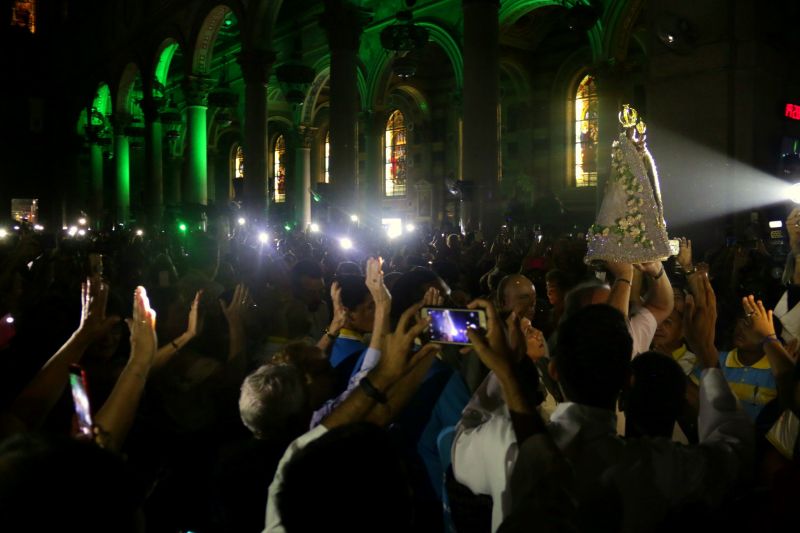 Na noite desta quinta-feira (10) ocorreu um dos momentos mais simbólicos na contagem regressiva para a grande procissão do segundo domingo de outubro, o Círio de Nazaré, em Belém.  <div class='credito_fotos'>Foto: Bruno Cecim / Ag.Pará   |   <a href='/midias/2019/originais/5560_5fbb6e69-0a97-8744-6508-86039ee35135.jpg' download><i class='fa-solid fa-download'></i> Download</a></div>