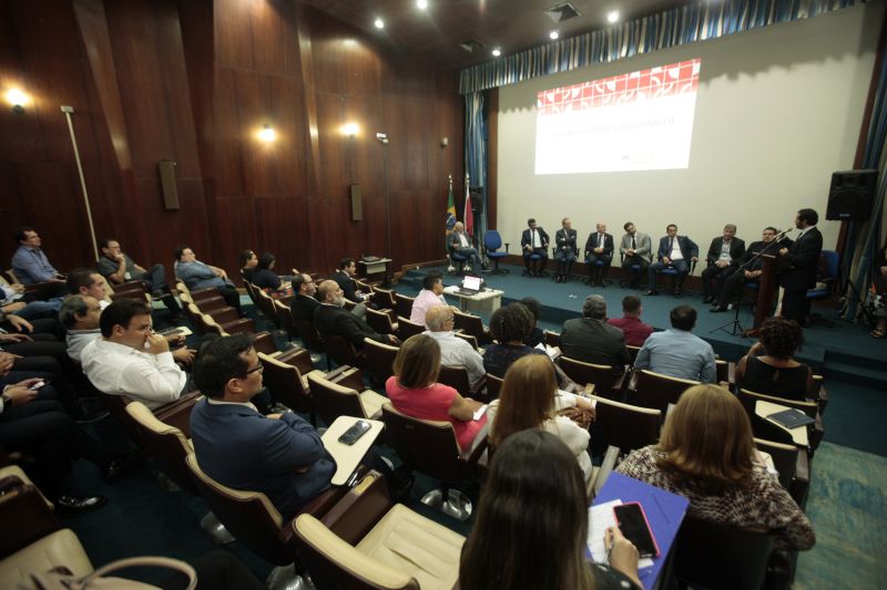 A reforma tributária e a Proposta de Emenda Constitucional - PEC 45/19 foram os principais assuntos discutidos na tarde desta quinta-feira (10), no auditório da Secretaria de Estado da Fazenda (Sefa), em Belém, durante mesa-redonda promovida pela Comissão Especial da Reforma Tributária. A PEC 45/19, de autoria do deputado Baleia Rossi, é baseada em proposta de reforma tributária do Centro de Cidadania Fiscal (CCF), instituição sediada em São Paulo (SP), que desenvolve estudos fiscais. <div class='credito_fotos'>Foto: Alex Ribeiro / Ag. Pará   |   <a href='/midias/2019/originais/5561_9b596426-37c2-a1ee-1634-8f884739cebe.jpg' download><i class='fa-solid fa-download'></i> Download</a></div>