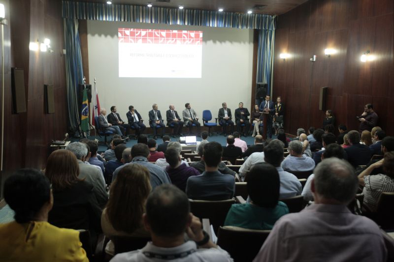 A reforma tributária e a Proposta de Emenda Constitucional - PEC 45/19 foram os principais assuntos discutidos na tarde desta quinta-feira (10), no auditório da Secretaria de Estado da Fazenda (Sefa), em Belém, durante mesa-redonda promovida pela Comissão Especial da Reforma Tributária. A PEC 45/19, de autoria do deputado Baleia Rossi, é baseada em proposta de reforma tributária do Centro de Cidadania Fiscal (CCF), instituição sediada em São Paulo (SP), que desenvolve estudos fiscais. <div class='credito_fotos'>Foto: Alex Ribeiro / Ag. Pará   |   <a href='/midias/2019/originais/5561_b1f7bee0-5872-44a1-c0a2-2ea5cc6f9054.jpg' download><i class='fa-solid fa-download'></i> Download</a></div>