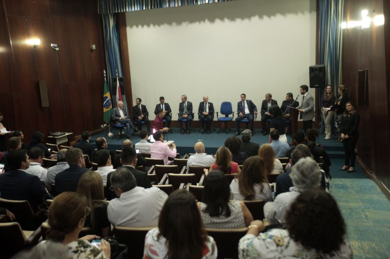 A reforma tributária e a Proposta de Emenda Constitucional - PEC 45/19 foram os principais assuntos discutidos na tarde desta quinta-feira (10), no auditório da Secretaria de Estado da Fazenda (Sefa), em Belém, durante mesa-redonda promovida pela Comissão Especial da Reforma Tributária. A PEC 45/19, de autoria do deputado Baleia Rossi, é baseada em proposta de reforma tributária do Centro de Cidadania Fiscal (CCF), instituição sediada em São Paulo (SP), que desenvolve estudos fiscais. <div class='credito_fotos'>Foto: Alex Ribeiro / Ag. Pará   |   <a href='/midias/2019/originais/5561_f50b7e4a-12cc-8d92-df1b-77387d2babbf.jpg' download><i class='fa-solid fa-download'></i> Download</a></div>