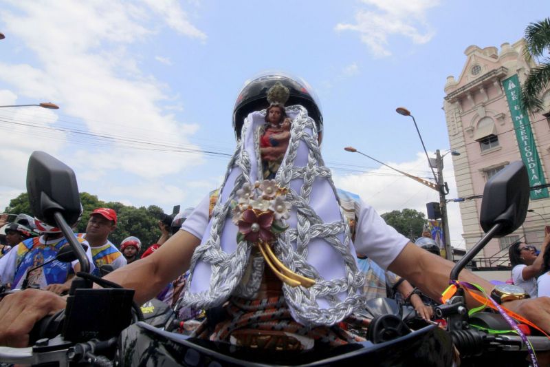 A Imagem Peregrina de Nossa Senhora de Nazaré foi recebida com honras de chefe de Estado pela Polícia Militar após a Romaria Fluvial na manhã deste sábado (12), em Belém. Minutos depois da chegada da procissão na Praça Pedro Teixeira, a imagem foi colocada no carro da Polícia Rodoviária Federal (PRF) para o início da Moto Romaria, que seguiu até o colégio Gentil Bittencourt em 2,5 quilômetros de percurso. <div class='credito_fotos'>Foto: Ricardo Amanajás / Ag. Pará   |   <a href='/midias/2019/originais/5568_69819c45-51dc-88e4-ec98-7373e28409ab.jpg' download><i class='fa-solid fa-download'></i> Download</a></div>