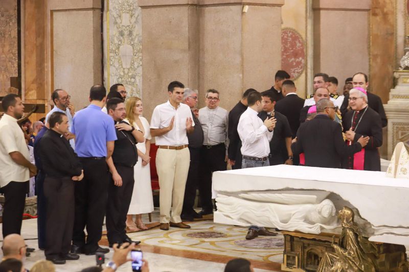 Desde o início da manhã deste sábado (12), devotos de Nossa Senhora de Nazaré lotaram a Basílica Santuário para um dos momentos mais esperados pelos católicos no Círio: a descida da imagem original de Nossa Senhora de Nazaré do “Glória”. A Imagem desceu do alto-mor da igreja por volta do meio dia. <div class='credito_fotos'>Foto: Marco Santos / Ag. Pará   |   <a href='/midias/2019/originais/5571_065532cc-f395-801f-b39a-8de2d1da2f71.jpg' download><i class='fa-solid fa-download'></i> Download</a></div>