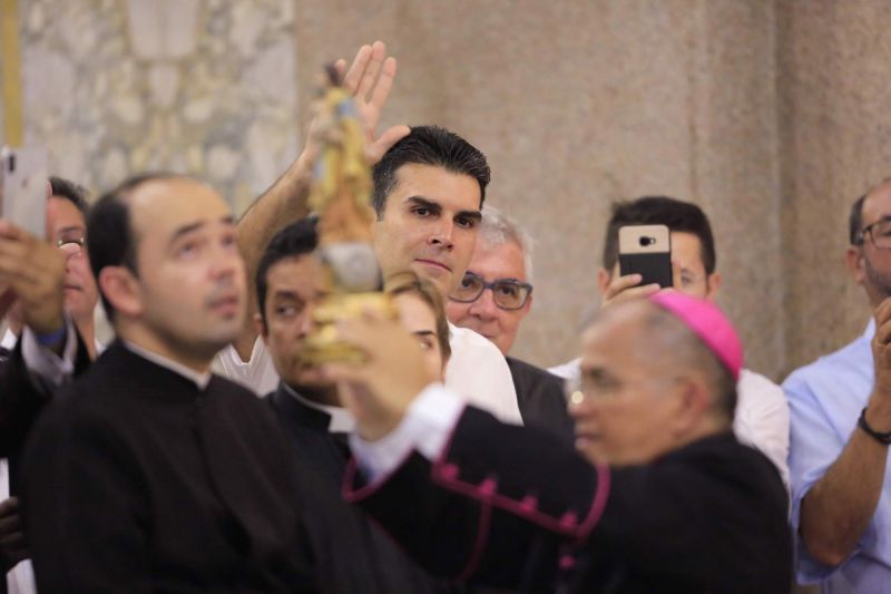 Desde o início da manhã deste sábado (12), devotos de Nossa Senhora de Nazaré lotaram a Basílica Santuário para um dos momentos mais esperados pelos católicos no Círio: a descida da imagem original de Nossa Senhora de Nazaré do “Glória”. A Imagem desceu do alto-mor da igreja por volta do meio dia. <div class='credito_fotos'>Foto: Marco Santos / Ag. Pará   |   <a href='/midias/2019/originais/5571_266ba7d7-d1e9-4de7-3ddd-7fe5d76a206f.jpg' download><i class='fa-solid fa-download'></i> Download</a></div>