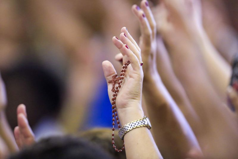 Desde o início da manhã deste sábado (12), devotos de Nossa Senhora de Nazaré lotaram a Basílica Santuário para um dos momentos mais esperados pelos católicos no Círio: a descida da imagem original de Nossa Senhora de Nazaré do “Glória”. A Imagem desceu do alto-mor da igreja por volta do meio dia. <div class='credito_fotos'>Foto: Marco Santos / Ag. Pará   |   <a href='/midias/2019/originais/5571_2d7acd47-6d15-0b60-6f85-65a8d8c227fb.jpg' download><i class='fa-solid fa-download'></i> Download</a></div>