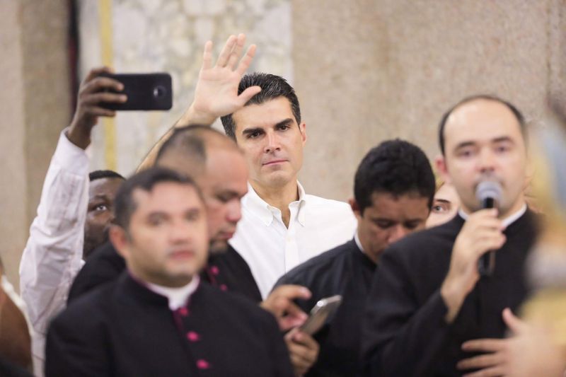 Desde o início da manhã deste sábado (12), devotos de Nossa Senhora de Nazaré lotaram a Basílica Santuário para um dos momentos mais esperados pelos católicos no Círio: a descida da imagem original de Nossa Senhora de Nazaré do “Glória”. A Imagem desceu do alto-mor da igreja por volta do meio dia. <div class='credito_fotos'>Foto: Marco Santos / Ag. Pará   |   <a href='/midias/2019/originais/5571_3fd44628-bbec-7647-0692-58c5822fbe68.jpg' download><i class='fa-solid fa-download'></i> Download</a></div>