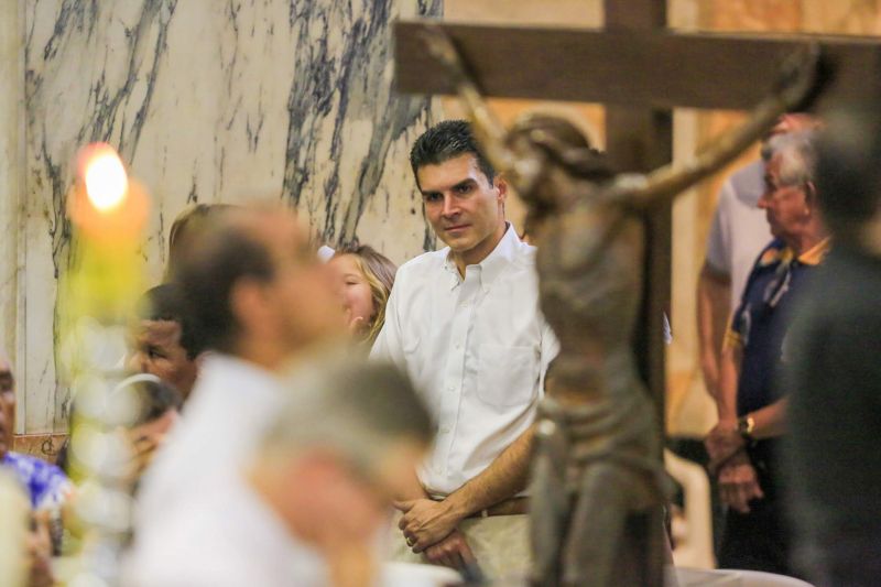 Desde o início da manhã deste sábado (12), devotos de Nossa Senhora de Nazaré lotaram a Basílica Santuário para um dos momentos mais esperados pelos católicos no Círio: a descida da imagem original de Nossa Senhora de Nazaré do “Glória”. A Imagem desceu do alto-mor da igreja por volta do meio dia. <div class='credito_fotos'>Foto: Marco Santos / Ag. Pará   |   <a href='/midias/2019/originais/5571_41acaedf-b2e9-a254-f92c-81ce52e284dd.jpg' download><i class='fa-solid fa-download'></i> Download</a></div>