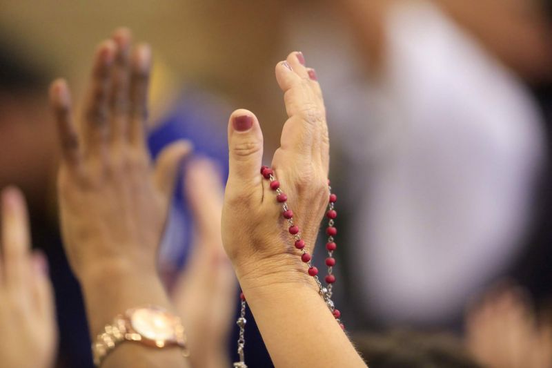 Desde o início da manhã deste sábado (12), devotos de Nossa Senhora de Nazaré lotaram a Basílica Santuário para um dos momentos mais esperados pelos católicos no Círio: a descida da imagem original de Nossa Senhora de Nazaré do “Glória”. A Imagem desceu do alto-mor da igreja por volta do meio dia. <div class='credito_fotos'>Foto: Marco Santos / Ag. Pará   |   <a href='/midias/2019/originais/5571_44313c39-dee3-4a30-2098-1a6f4be23ce8.jpg' download><i class='fa-solid fa-download'></i> Download</a></div>