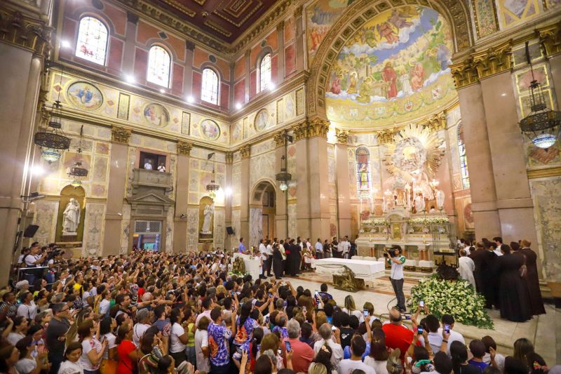 Desde o início da manhã deste sábado (12), devotos de Nossa Senhora de Nazaré lotaram a Basílica Santuário para um dos momentos mais esperados pelos católicos no Círio: a descida da imagem original de Nossa Senhora de Nazaré do “Glória”. A Imagem desceu do alto-mor da igreja por volta do meio dia. <div class='credito_fotos'>Foto: Marco Santos / Ag. Pará   |   <a href='/midias/2019/originais/5571_4e7e06a1-f591-7770-2364-e88f2be37a30.jpg' download><i class='fa-solid fa-download'></i> Download</a></div>