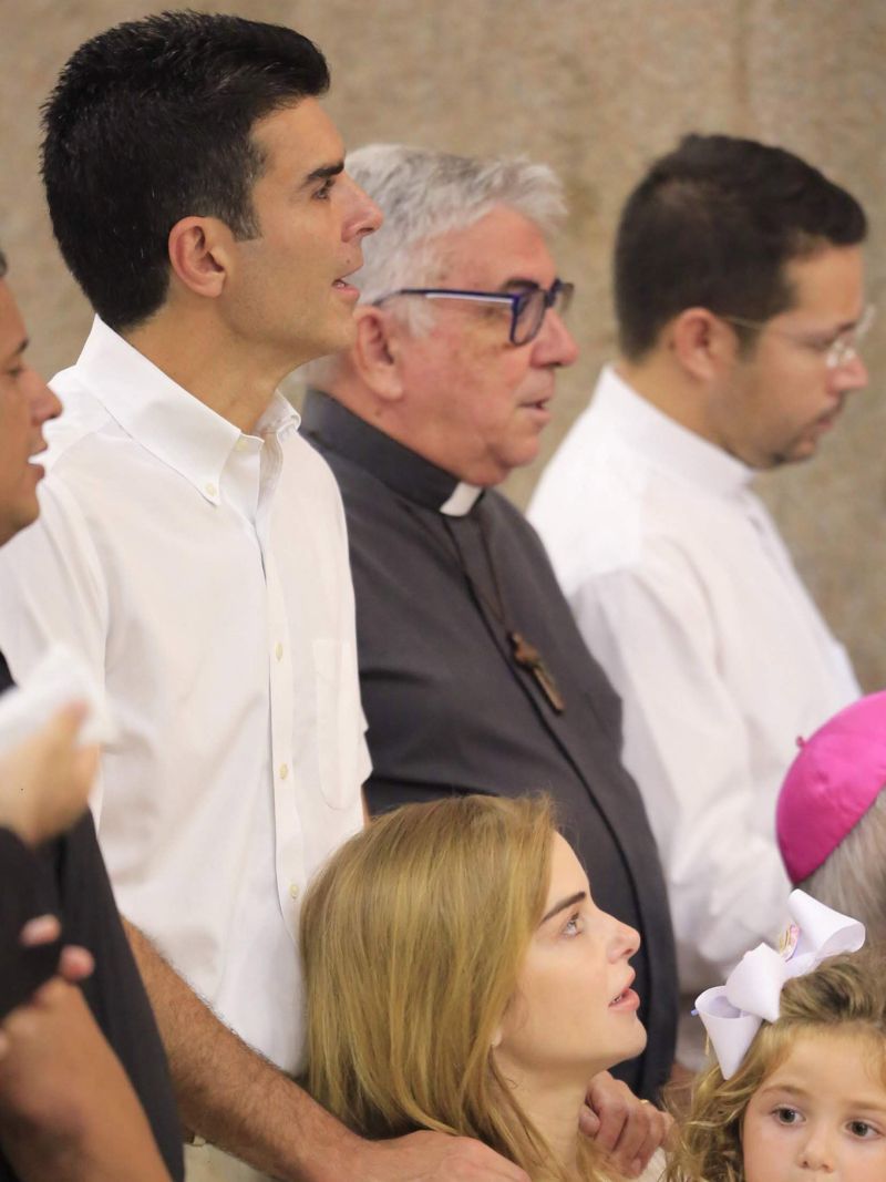 Desde o início da manhã deste sábado (12), devotos de Nossa Senhora de Nazaré lotaram a Basílica Santuário para um dos momentos mais esperados pelos católicos no Círio: a descida da imagem original de Nossa Senhora de Nazaré do “Glória”. A Imagem desceu do alto-mor da igreja por volta do meio dia. <div class='credito_fotos'>Foto: Marco Santos / Ag. Pará   |   <a href='/midias/2019/originais/5571_5d73cd73-22dc-26d9-efd3-dad52be23682.jpg' download><i class='fa-solid fa-download'></i> Download</a></div>