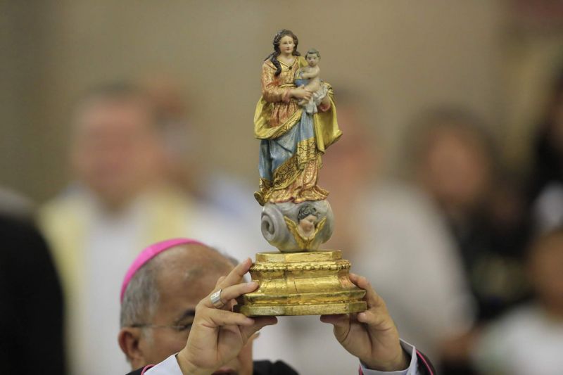 Desde o início da manhã deste sábado (12), devotos de Nossa Senhora de Nazaré lotaram a Basílica Santuário para um dos momentos mais esperados pelos católicos no Círio: a descida da imagem original de Nossa Senhora de Nazaré do “Glória”. A Imagem desceu do alto-mor da igreja por volta do meio dia. <div class='credito_fotos'>Foto: Marco Santos / Ag. Pará   |   <a href='/midias/2019/originais/5571_84120d73-1db1-055d-98a0-ff232f7d2b30.jpg' download><i class='fa-solid fa-download'></i> Download</a></div>