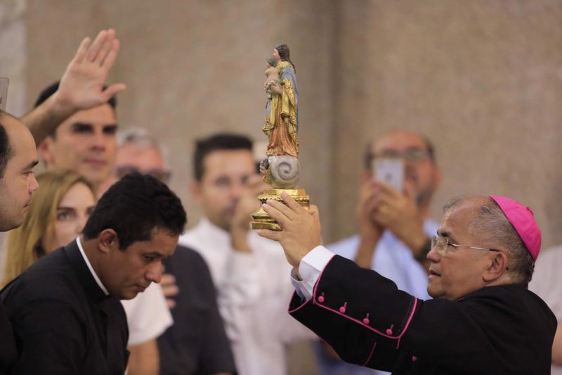 Desde o início da manhã deste sábado (12), devotos de Nossa Senhora de Nazaré lotaram a Basílica Santuário para um dos momentos mais esperados pelos católicos no Círio: a descida da imagem original de Nossa Senhora de Nazaré do “Glória”. A Imagem desceu do alto-mor da igreja por volta do meio dia. <div class='credito_fotos'>Foto: Marco Santos / Ag. Pará   |   <a href='/midias/2019/originais/5571_b77f66d6-118c-afd0-9da6-9bb3982fdff8.jpg' download><i class='fa-solid fa-download'></i> Download</a></div>