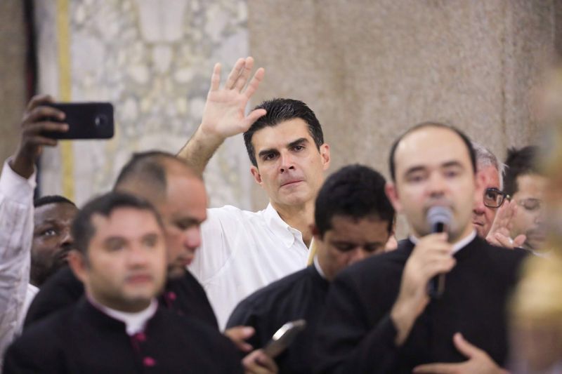 Desde o início da manhã deste sábado (12), devotos de Nossa Senhora de Nazaré lotaram a Basílica Santuário para um dos momentos mais esperados pelos católicos no Círio: a descida da imagem original de Nossa Senhora de Nazaré do “Glória”. A Imagem desceu do alto-mor da igreja por volta do meio dia. <div class='credito_fotos'>Foto: Marco Santos / Ag. Pará   |   <a href='/midias/2019/originais/5571_d74ee6ab-c645-3963-4ddd-67a0f4844de8.jpg' download><i class='fa-solid fa-download'></i> Download</a></div>