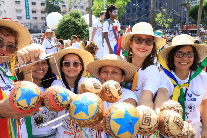 Desde cedo, as cores e os batuques do Arrastão do Pavulagem animaram o entorno da Praça Pedro Teixeira, que no final da manhã deste sábado recebeu a Imagem Peregrina de Nossa Senhora de Nazaré, ao final da Romaria Fluvial. A festa começou antes mesmo da chegada do também conhecido como Círio das Águas,  com a concentração do "Batalhão da Estrela" - nome dado ao grupo de percussionistas que compõem o arrastão - na Av. Boulevard Castilho França, bem em frente à sede do Instituto Arraial do Pavulagem. <div class='credito_fotos'>Foto: Jader Paes / Agência Pará   |   <a href='/midias/2019/originais/5572_3cd459f2-3baa-93c7-8b85-64335e462047.jpg' download><i class='fa-solid fa-download'></i> Download</a></div>