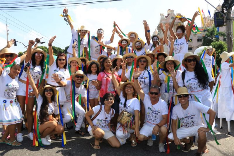 Desde cedo, as cores e os batuques do Arrastão do Pavulagem animaram o entorno da Praça Pedro Teixeira, que no final da manhã deste sábado recebeu a Imagem Peregrina de Nossa Senhora de Nazaré, ao final da Romaria Fluvial. A festa começou antes mesmo da chegada do também conhecido como Círio das Águas,  com a concentração do "Batalhão da Estrela" - nome dado ao grupo de percussionistas que compõem o arrastão - na Av. Boulevard Castilho França, bem em frente à sede do Instituto Arraial do Pavulagem. <div class='credito_fotos'>Foto: Jader Paes / Agência Pará   |   <a href='/midias/2019/originais/5572_77ea587d-2cca-54dd-c4ff-c6009bd41652.jpg' download><i class='fa-solid fa-download'></i> Download</a></div>