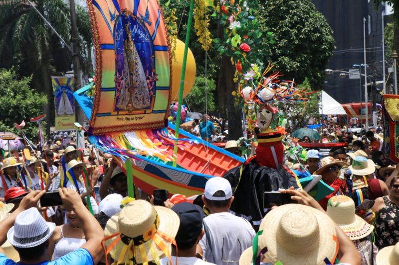 Desde cedo, as cores e os batuques do Arrastão do Pavulagem animaram o entorno da Praça Pedro Teixeira, que no final da manhã deste sábado recebeu a Imagem Peregrina de Nossa Senhora de Nazaré, ao final da Romaria Fluvial. A festa começou antes mesmo da chegada do também conhecido como Círio das Águas,  com a concentração do "Batalhão da Estrela" - nome dado ao grupo de percussionistas que compõem o arrastão - na Av. Boulevard Castilho França, bem em frente à sede do Instituto Arraial do Pavulagem. <div class='credito_fotos'>Foto: Jader Paes / Agência Pará   |   <a href='/midias/2019/originais/5572_83ac3d3a-f1c3-ed49-f0d0-42a81563162c.jpg' download><i class='fa-solid fa-download'></i> Download</a></div>