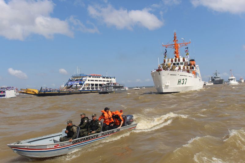 A Polícia Militar, por meio da Companhia Independente de Polícia Fluvial (CIPFlu), atuou com um efetivo de 55 policiais militares durante a Romaria Fluvial do Círio de Nazaré, procissão que ocorre, tradicionalmente, no dia anterior à grande procissão e maior festividade católica do povo paraense. Dez embarcações da CIPFlu foram utilizadas para reforçar a segurança dos romeiros e do navio que conduziu a imagem peregrina da padroeira dos paraense. <div class='credito_fotos'>Foto: Ascom / Policia Militar   |   <a href='/midias/2019/originais/5573_d4568845-1e6a-6cfc-9ff1-98367396c4f1.jpg' download><i class='fa-solid fa-download'></i> Download</a></div>