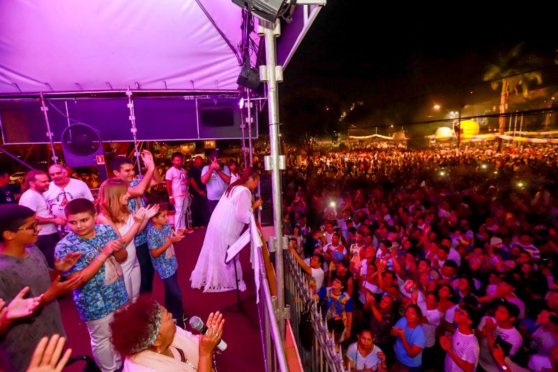 Governador participa do traslado de Nossa Senhora de Nazaré. <div class='credito_fotos'>Foto: Marco Santos / Ag. Pará   |   <a href='/midias/2019/originais/5574_37ba1feb-1b17-9b40-e3d2-8ce38f004a9b.jpg' download><i class='fa-solid fa-download'></i> Download</a></div>