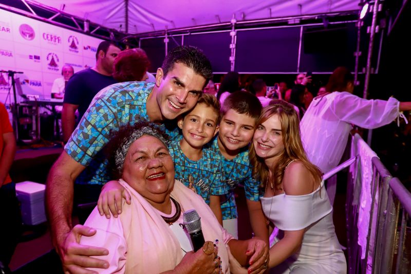 Governador participa do traslado de Nossa Senhora de Nazaré. <div class='credito_fotos'>Foto: Marco Santos / Ag. Pará   |   <a href='/midias/2019/originais/5574_7153cbb2-b51f-1de0-1a4b-22cb614c9e8c.jpg' download><i class='fa-solid fa-download'></i> Download</a></div>