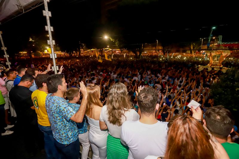 Governador participa do traslado de Nossa Senhora de Nazaré. <div class='credito_fotos'>Foto: Marco Santos / Ag. Pará   |   <a href='/midias/2019/originais/5574_c3a40629-d42c-fd39-e58f-2b11c2d33af7.jpg' download><i class='fa-solid fa-download'></i> Download</a></div>