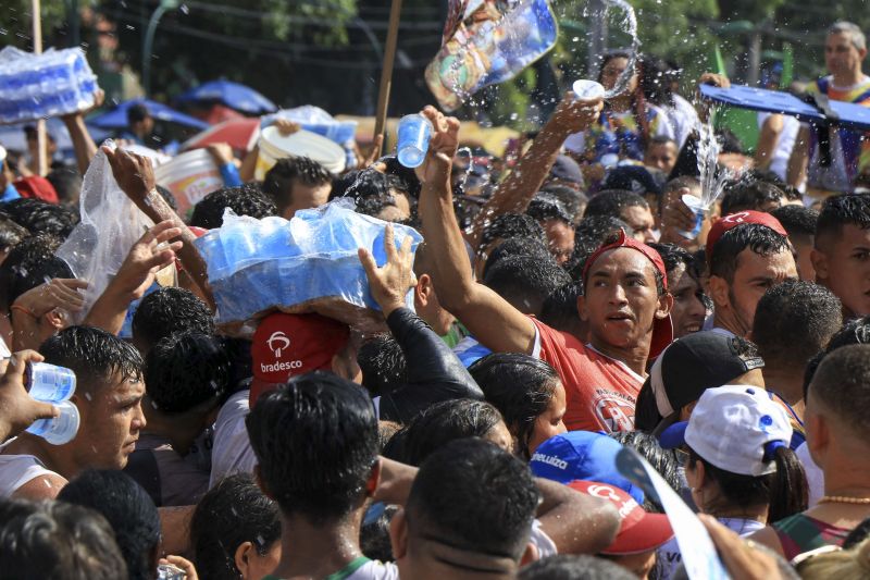 Cosanpa faz doação de 35 mil "águas" em procissão do Círio de 2019 <div class='credito_fotos'>Foto: Jader Paes / Agência Pará   |   <a href='/midias/2019/originais/5575_e64461f0-1cb6-fac5-2405-0a36b1021d05.jpg' download><i class='fa-solid fa-download'></i> Download</a></div>