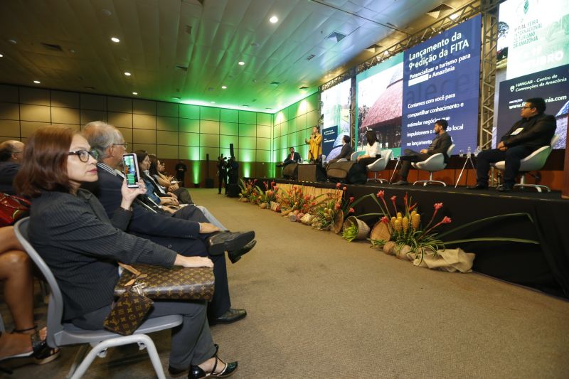 Governo do Estado abre a 9 Feira Internacional de Turismo na Amazônia. <div class='credito_fotos'>Foto: Marcelo Seabra / Ag. Pará   |   <a href='/midias/2019/originais/5576_ad7e3a52-b8cd-f417-55b8-893b79c7f983.jpg' download><i class='fa-solid fa-download'></i> Download</a></div>