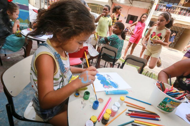 O bairro do Guamá recebeu um dia inteiro de serviços, atividades e atrações culturais, realizadas por diversas secretarias estaduais. Realizada pela Secult, a programação da tarde promete animar os moradores com artistas do próprio bairro. <div class='credito_fotos'>Foto: Alex Ribeiro / Ag. Pará   |   <a href='/midias/2019/originais/5580_faf4270e-a532-7b97-1d0a-2026ac54e2b1.jpg' download><i class='fa-solid fa-download'></i> Download</a></div>