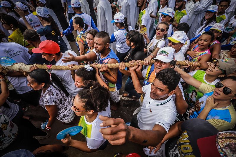 Círio de Nossa Senhora de Nazaré em Marabá
Majestosa e cercada de fiéis, a imagem de Nossa Senhora de Nazaré percorreu, neste domingo (20), as ruas de Marabá, no sudeste paraense. Com um manto em alusão à fauna e flora da região, e transportada em uma berlinda decorada com flores ornamentais da Amazônia – em tons laranja e vermelho, a Imagem fez jus ao tema da 39ª edição da festa, intitulada "Rainha da Amazônia". A procissão terminou quase meio dia, no Santuário de Nazaré, onde uma missa foi celebrada.

Foto: Marco Santos- Ag Pará <div class='credito_fotos'>Foto: Marco Santos / Ag. Pará   |   <a href='/midias/2019/originais/5582_362fc8f7-af00-58ae-067c-98778f218264.jpg' download><i class='fa-solid fa-download'></i> Download</a></div>