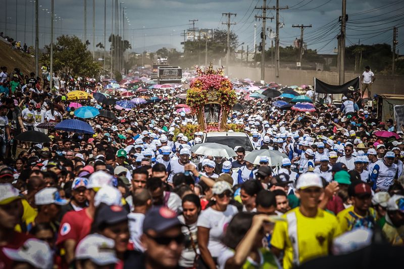 Círio de Nossa Senhora de Nazaré em Marabá
Majestosa e cercada de fiéis, a imagem de Nossa Senhora de Nazaré percorreu, neste domingo (20), as ruas de Marabá, no sudeste paraense. Com um manto em alusão à fauna e flora da região, e transportada em uma berlinda decorada com flores ornamentais da Amazônia – em tons laranja e vermelho, a Imagem fez jus ao tema da 39ª edição da festa, intitulada "Rainha da Amazônia". A procissão terminou quase meio dia, no Santuário de Nazaré, onde uma missa foi celebrada.

Foto: Marco Santos- Ag Pará <div class='credito_fotos'>Foto: Marco Santos / Ag. Pará   |   <a href='/midias/2019/originais/5582_45cd888e-518d-b9ce-251e-f994e6d9b9a0.jpg' download><i class='fa-solid fa-download'></i> Download</a></div>