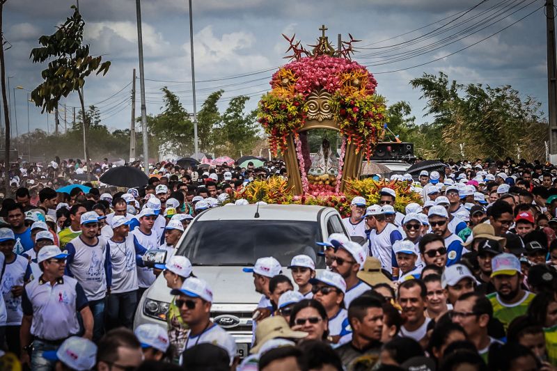 Círio de Nossa Senhora de Nazaré em Marabá
Majestosa e cercada de fiéis, a imagem de Nossa Senhora de Nazaré percorreu, neste domingo (20), as ruas de Marabá, no sudeste paraense. Com um manto em alusão à fauna e flora da região, e transportada em uma berlinda decorada com flores ornamentais da Amazônia – em tons laranja e vermelho, a Imagem fez jus ao tema da 39ª edição da festa, intitulada "Rainha da Amazônia". A procissão terminou quase meio dia, no Santuário de Nazaré, onde uma missa foi celebrada.

Foto: Marco Santos- Ag Pará <div class='credito_fotos'>Foto: Marco Santos / Ag. Pará   |   <a href='/midias/2019/originais/5582_4df0ae86-a9df-fdfc-2610-01355d2db7b6.jpg' download><i class='fa-solid fa-download'></i> Download</a></div>