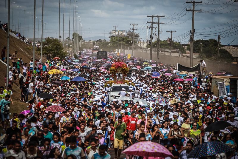 Círio de Nossa Senhora de Nazaré em Marabá
Majestosa e cercada de fiéis, a imagem de Nossa Senhora de Nazaré percorreu, neste domingo (20), as ruas de Marabá, no sudeste paraense. Com um manto em alusão à fauna e flora da região, e transportada em uma berlinda decorada com flores ornamentais da Amazônia – em tons laranja e vermelho, a Imagem fez jus ao tema da 39ª edição da festa, intitulada "Rainha da Amazônia". A procissão terminou quase meio dia, no Santuário de Nazaré, onde uma missa foi celebrada.

Foto: Marco Santos- Ag Pará <div class='credito_fotos'>Foto: Marco Santos / Ag. Pará   |   <a href='/midias/2019/originais/5582_55abc576-ae9e-b609-136d-d764e7b132e9.jpg' download><i class='fa-solid fa-download'></i> Download</a></div>