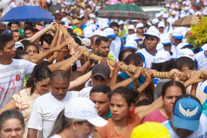 Círio de Nossa Senhora de Nazaré em Marabá
Majestosa e cercada de fiéis, a imagem de Nossa Senhora de Nazaré percorreu, neste domingo (20), as ruas de Marabá, no sudeste paraense. Com um manto em alusão à fauna e flora da região, e transportada em uma berlinda decorada com flores ornamentais da Amazônia – em tons laranja e vermelho, a Imagem fez jus ao tema da 39ª edição da festa, intitulada "Rainha da Amazônia". A procissão terminou quase meio dia, no Santuário de Nazaré, onde uma missa foi celebrada.

Foto: Marco Santos- Ag Pará <div class='credito_fotos'>Foto: Marco Santos / Ag. Pará   |   <a href='/midias/2019/originais/5582_64e1a598-07b8-d009-0a53-212cfda9e1bf.jpg' download><i class='fa-solid fa-download'></i> Download</a></div>