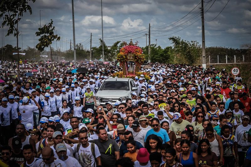 Círio de Nossa Senhora de Nazaré em Marabá
Majestosa e cercada de fiéis, a imagem de Nossa Senhora de Nazaré percorreu, neste domingo (20), as ruas de Marabá, no sudeste paraense. Com um manto em alusão à fauna e flora da região, e transportada em uma berlinda decorada com flores ornamentais da Amazônia – em tons laranja e vermelho, a Imagem fez jus ao tema da 39ª edição da festa, intitulada "Rainha da Amazônia". A procissão terminou quase meio dia, no Santuário de Nazaré, onde uma missa foi celebrada.

Foto: Marco Santos- Ag Pará <div class='credito_fotos'>Foto: Marco Santos / Ag. Pará   |   <a href='/midias/2019/originais/5582_6858a274-33d0-e97b-3c20-448fa529c063.jpg' download><i class='fa-solid fa-download'></i> Download</a></div>