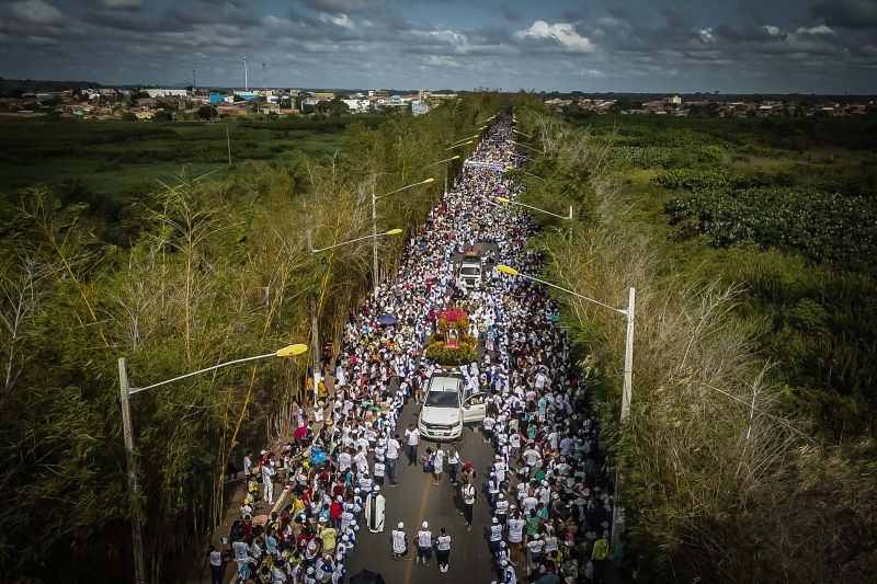 Círio de Nossa Senhora de Nazaré em Marabá
Majestosa e cercada de fiéis, a imagem de Nossa Senhora de Nazaré percorreu, neste domingo (20), as ruas de Marabá, no sudeste paraense. Com um manto em alusão à fauna e flora da região, e transportada em uma berlinda decorada com flores ornamentais da Amazônia – em tons laranja e vermelho, a Imagem fez jus ao tema da 39ª edição da festa, intitulada "Rainha da Amazônia". A procissão terminou quase meio dia, no Santuário de Nazaré, onde uma missa foi celebrada.

Foto: Marco Santos- Ag Pará <div class='credito_fotos'>Foto: Marco Santos / Ag. Pará   |   <a href='/midias/2019/originais/5582_76c74fb9-145e-a20f-add4-cc6f9edeaecb.jpg' download><i class='fa-solid fa-download'></i> Download</a></div>