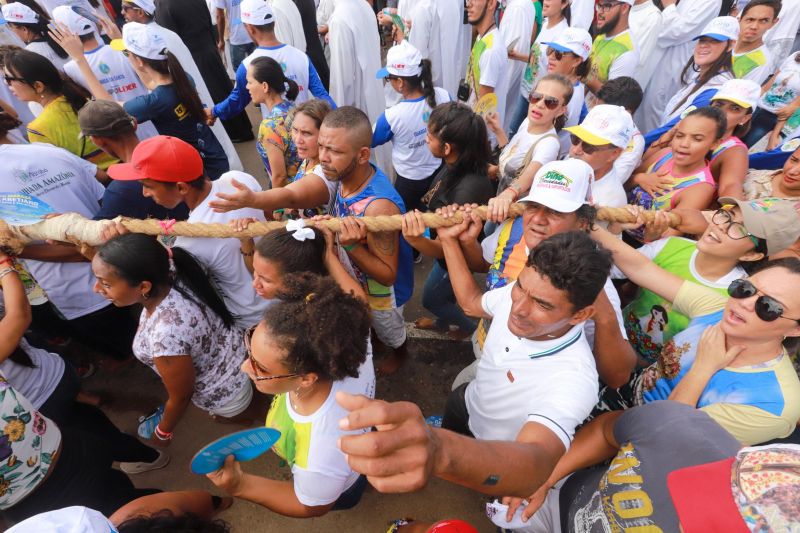 Círio de Nossa Senhora de Nazaré em Marabá
Majestosa e cercada de fiéis, a imagem de Nossa Senhora de Nazaré percorreu, neste domingo (20), as ruas de Marabá, no sudeste paraense. Com um manto em alusão à fauna e flora da região, e transportada em uma berlinda decorada com flores ornamentais da Amazônia – em tons laranja e vermelho, a Imagem fez jus ao tema da 39ª edição da festa, intitulada "Rainha da Amazônia". A procissão terminou quase meio dia, no Santuário de Nazaré, onde uma missa foi celebrada.

Foto: Marco Santos- Ag Pará <div class='credito_fotos'>Foto: Marco Santos / Ag. Pará   |   <a href='/midias/2019/originais/5582_78c3f4e4-67a8-3105-6465-4a5570c409cd.jpg' download><i class='fa-solid fa-download'></i> Download</a></div>