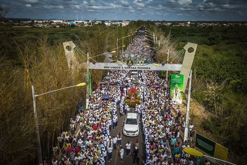 Círio de Nossa Senhora de Nazaré em Marabá
Majestosa e cercada de fiéis, a imagem de Nossa Senhora de Nazaré percorreu, neste domingo (20), as ruas de Marabá, no sudeste paraense. Com um manto em alusão à fauna e flora da região, e transportada em uma berlinda decorada com flores ornamentais da Amazônia – em tons laranja e vermelho, a Imagem fez jus ao tema da 39ª edição da festa, intitulada "Rainha da Amazônia". A procissão terminou quase meio dia, no Santuário de Nazaré, onde uma missa foi celebrada.

Foto: Marco Santos- Ag Pará <div class='credito_fotos'>Foto: Marco Santos / Ag. Pará   |   <a href='/midias/2019/originais/5582_95010c78-8815-30e0-ae0a-f5cb0430c5d7.jpg' download><i class='fa-solid fa-download'></i> Download</a></div>