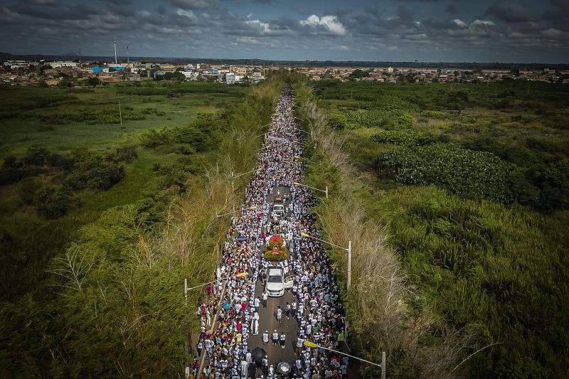 Círio de Nossa Senhora de Nazaré em Marabá
Majestosa e cercada de fiéis, a imagem de Nossa Senhora de Nazaré percorreu, neste domingo (20), as ruas de Marabá, no sudeste paraense. Com um manto em alusão à fauna e flora da região, e transportada em uma berlinda decorada com flores ornamentais da Amazônia – em tons laranja e vermelho, a Imagem fez jus ao tema da 39ª edição da festa, intitulada "Rainha da Amazônia". A procissão terminou quase meio dia, no Santuário de Nazaré, onde uma missa foi celebrada.

Foto: Marco Santos- Ag Pará <div class='credito_fotos'>Foto: Marco Santos / Ag. Pará   |   <a href='/midias/2019/originais/5582_b1f40c40-12d3-61f7-5dfb-1745a543a239.jpg' download><i class='fa-solid fa-download'></i> Download</a></div>