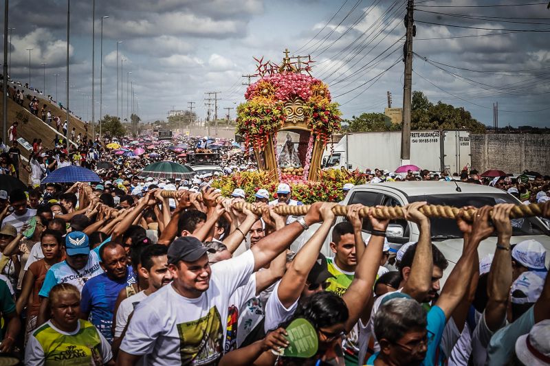 Círio de Nossa Senhora de Nazaré em Marabá
Majestosa e cercada de fiéis, a imagem de Nossa Senhora de Nazaré percorreu, neste domingo (20), as ruas de Marabá, no sudeste paraense. Com um manto em alusão à fauna e flora da região, e transportada em uma berlinda decorada com flores ornamentais da Amazônia – em tons laranja e vermelho, a Imagem fez jus ao tema da 39ª edição da festa, intitulada "Rainha da Amazônia". A procissão terminou quase meio dia, no Santuário de Nazaré, onde uma missa foi celebrada.

Foto: Marco Santos- Ag Pará <div class='credito_fotos'>Foto: Marco Santos / Ag. Pará   |   <a href='/midias/2019/originais/5582_b9b83774-a085-336c-296c-edcf6f1db0f0.jpg' download><i class='fa-solid fa-download'></i> Download</a></div>