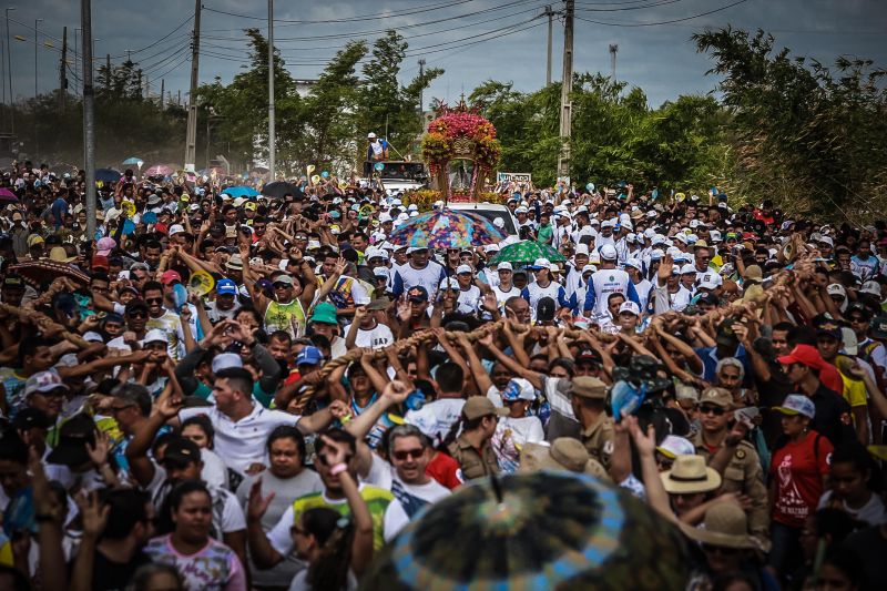 Círio de Nossa Senhora de Nazaré em Marabá
Majestosa e cercada de fiéis, a imagem de Nossa Senhora de Nazaré percorreu, neste domingo (20), as ruas de Marabá, no sudeste paraense. Com um manto em alusão à fauna e flora da região, e transportada em uma berlinda decorada com flores ornamentais da Amazônia – em tons laranja e vermelho, a Imagem fez jus ao tema da 39ª edição da festa, intitulada "Rainha da Amazônia". A procissão terminou quase meio dia, no Santuário de Nazaré, onde uma missa foi celebrada.

Foto: Marco Santos- Ag Pará <div class='credito_fotos'>Foto: Marco Santos / Ag. Pará   |   <a href='/midias/2019/originais/5582_be7988bd-3e9a-fa28-b034-462bc87c14e6.jpg' download><i class='fa-solid fa-download'></i> Download</a></div>