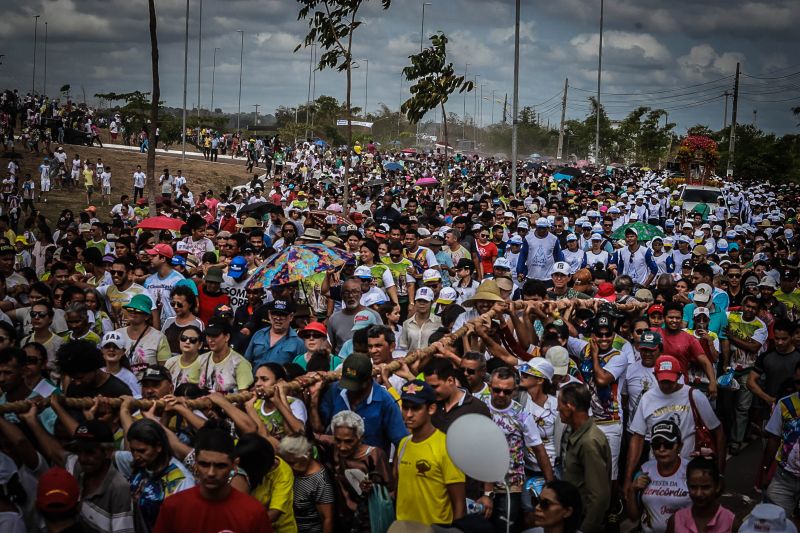 Círio de Nossa Senhora de Nazaré em Marabá
Majestosa e cercada de fiéis, a imagem de Nossa Senhora de Nazaré percorreu, neste domingo (20), as ruas de Marabá, no sudeste paraense. Com um manto em alusão à fauna e flora da região, e transportada em uma berlinda decorada com flores ornamentais da Amazônia – em tons laranja e vermelho, a Imagem fez jus ao tema da 39ª edição da festa, intitulada "Rainha da Amazônia". A procissão terminou quase meio dia, no Santuário de Nazaré, onde uma missa foi celebrada.

Foto: Marco Santos- Ag Pará <div class='credito_fotos'>Foto: Marco Santos / Ag. Pará   |   <a href='/midias/2019/originais/5582_d4edbce5-8f73-dd87-2ae7-ad70fa45876d.jpg' download><i class='fa-solid fa-download'></i> Download</a></div>