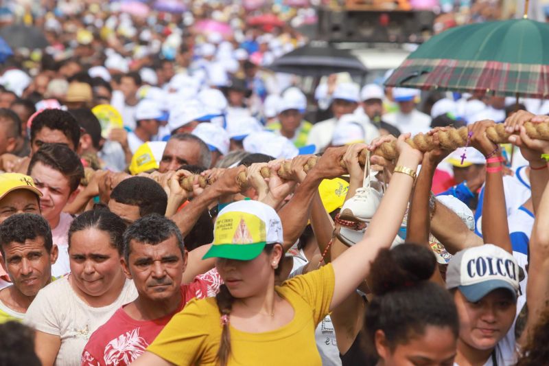 Círio de Nossa Senhora de Nazaré em Marabá
Majestosa e cercada de fiéis, a imagem de Nossa Senhora de Nazaré percorreu, neste domingo (20), as ruas de Marabá, no sudeste paraense. Com um manto em alusão à fauna e flora da região, e transportada em uma berlinda decorada com flores ornamentais da Amazônia – em tons laranja e vermelho, a Imagem fez jus ao tema da 39ª edição da festa, intitulada "Rainha da Amazônia". A procissão terminou quase meio dia, no Santuário de Nazaré, onde uma missa foi celebrada.

Foto: Marco Santos- Ag Pará <div class='credito_fotos'>Foto: Marco Santos / Ag. Pará   |   <a href='/midias/2019/originais/5582_f34a507e-e74e-faca-f7d9-55058904005e.jpg' download><i class='fa-solid fa-download'></i> Download</a></div>