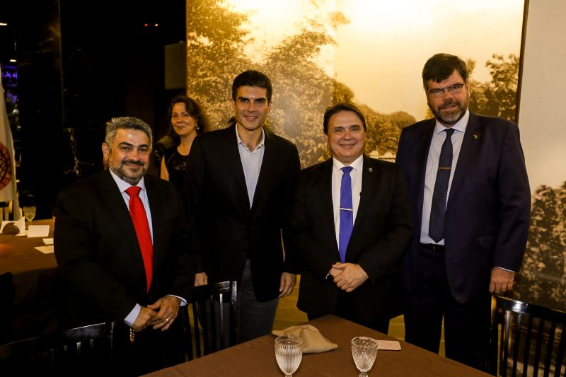 No próximo dia 24 de outubro, a organização das nações unidas (ONU) completa seu 74° aniversário de existência. Para celebrar, a associação do corpo consular no Estado do Pará (ACCP) realizou nesta segunda-feira (21), um jantar em comemoração. O evento contou com a presença de várias autoridades e teve como objetivo, estreitar cada vez mais as relações diplomáticas entre os consulados e as autoridades do Estado. O Governador do Pará, Helder Barbalho participou do evento. <div class='credito_fotos'>Foto: Marcelo Seabra / Ag. Pará   |   <a href='/midias/2019/originais/5588_23ab6ba5-da43-be26-70e9-60d9164e1bb9.jpg' download><i class='fa-solid fa-download'></i> Download</a></div>