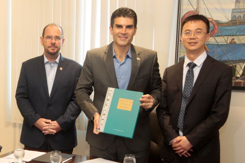 Durante reunião com o governador, chineses conheceram os principais projetos estaduais e conversaram sobre as possibilidades de desenvolvimento do Pará <div class='credito_fotos'>Foto: Jader Paes / Agência Pará   |   <a href='/midias/2019/originais/5590_ae9bf038-c164-858d-f20c-77024dfd38ee.jpg' download><i class='fa-solid fa-download'></i> Download</a></div>