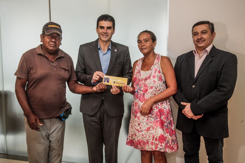 Governador entraga cheque Moradia. <div class='credito_fotos'>Foto: Jader Paes / Agência Pará   |   <a href='/midias/2019/originais/5592_6dfe514f-b09e-672c-ff5c-195c03ff7231.jpg' download><i class='fa-solid fa-download'></i> Download</a></div>